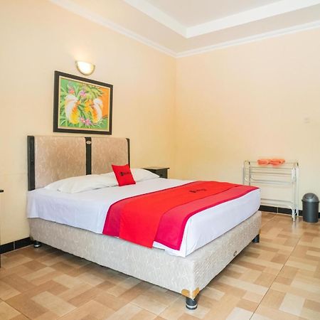 Hotel Reddoorz @ Panglima Sudirman Madiun Exterior foto
