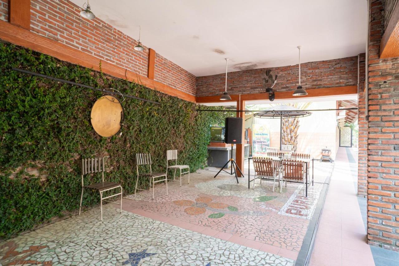 Hotel Reddoorz @ Panglima Sudirman Madiun Exterior foto