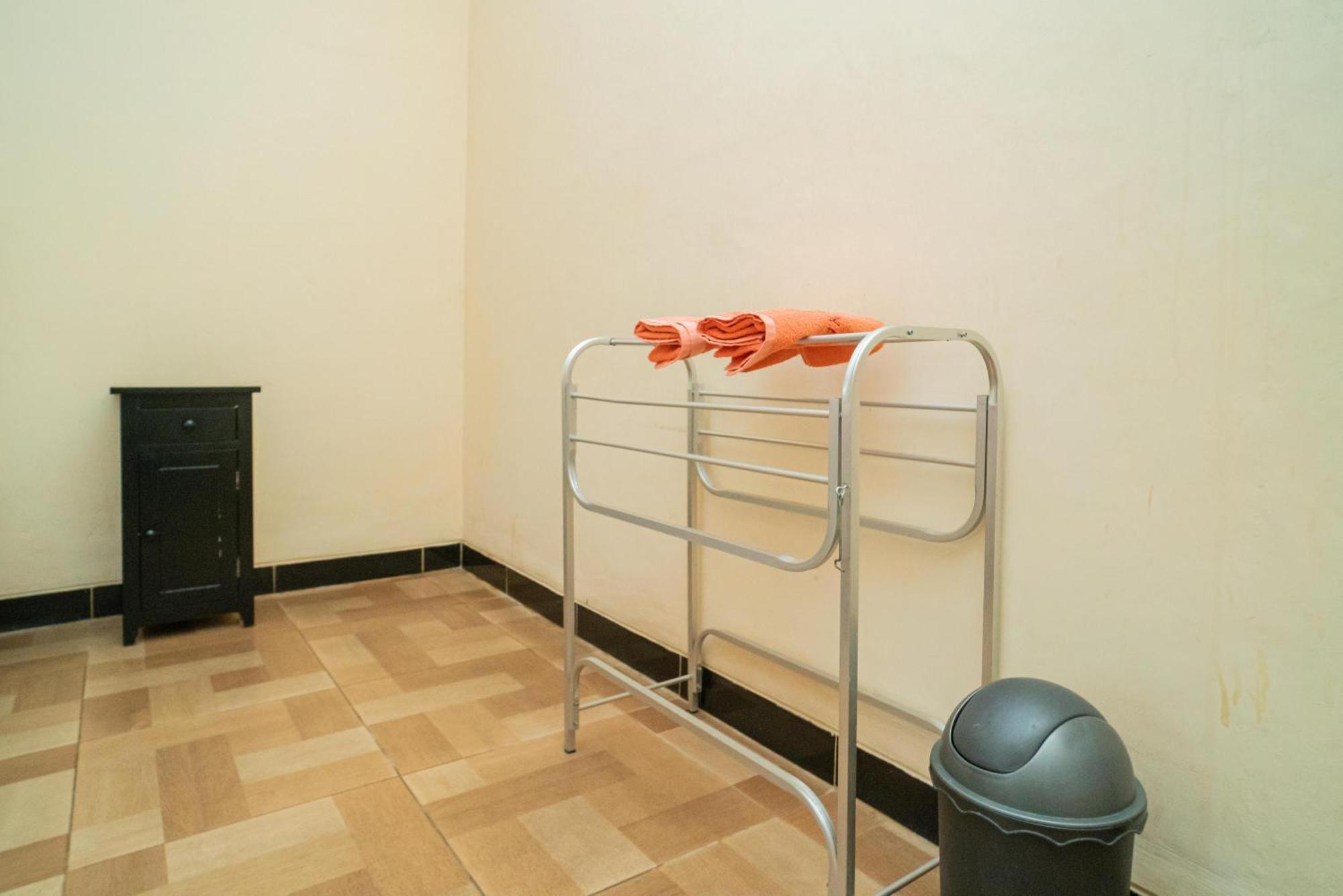 Hotel Reddoorz @ Panglima Sudirman Madiun Zimmer foto